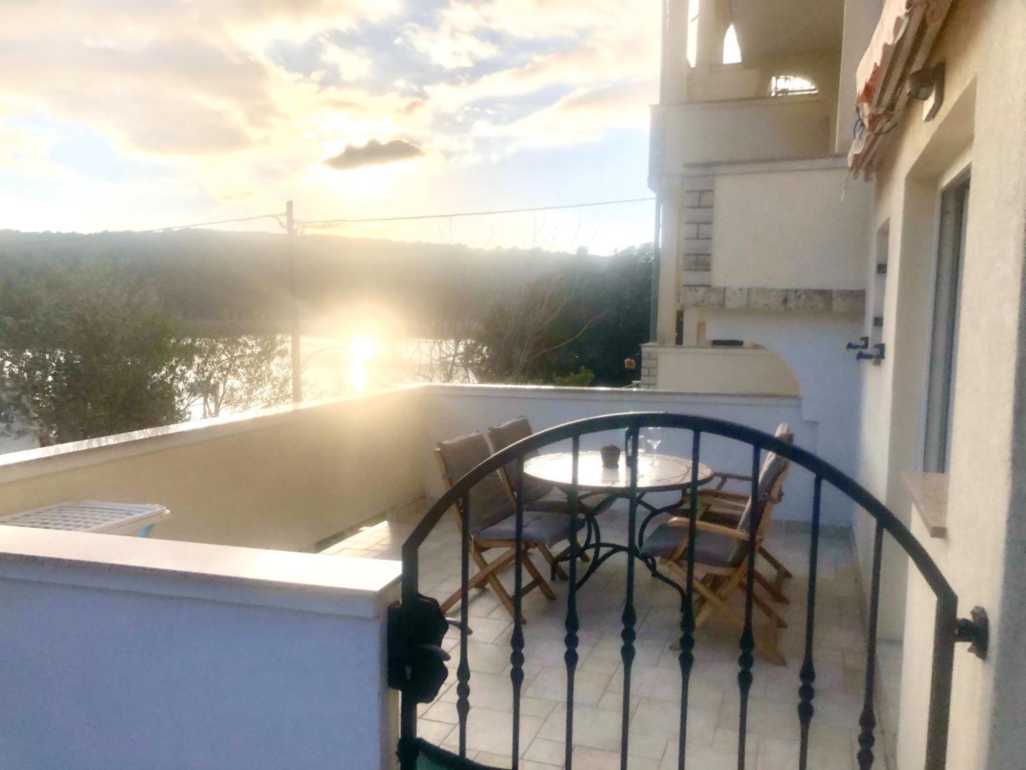 Apartments Trlika Kampor Екстериор снимка